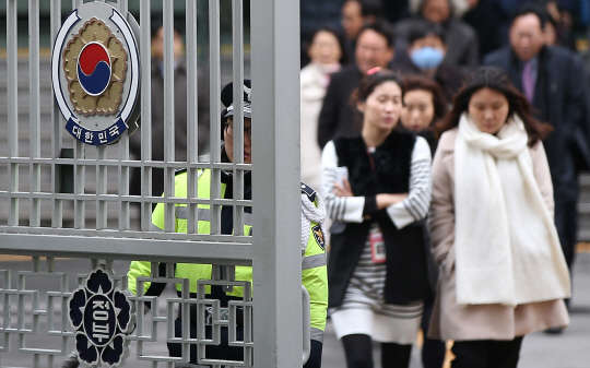여야는 2일 '김영란법'(부정청탁 및 금품 등 수수금지법) 제정안 가운데 위헌 소지가 있는 일부 쟁점조항에 대한 협상을 최종 타결지었다. 국회는 여야의 합의에 따라 3일 본회의에서 김영란법을 처리할 방침이다. 법 제정 당시부터 논란을 빚어온 이 법이 본회의를 통과하면 직무 관련성에 상관없이 공직자를 포함해 언론인·사립교원까지 100만원 초과 금품 수수시 처벌이 가능해져 공직사회에 커다란 변화가 불가피할 전망이다. 이날 오후 서울 세종로 정부서울청사에서 직원들이 점심을 위해 밖으로 나서고 있다.